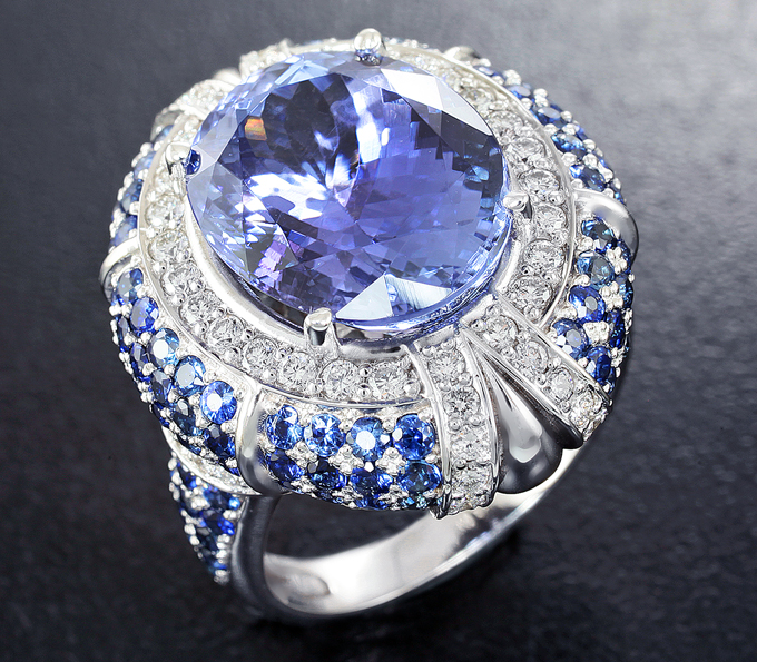 Золото Кольцо с чистейшим танзанитом, синими сапфирами и бриллиантами