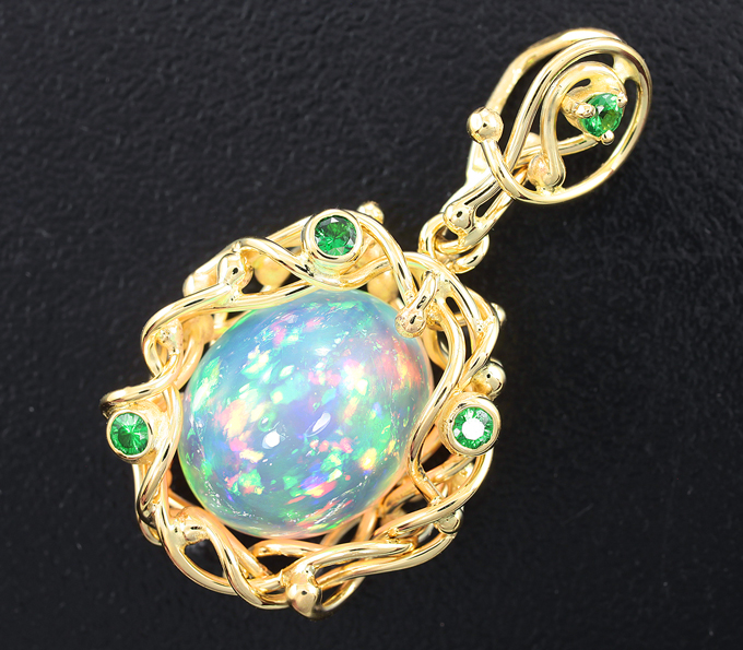 Золото Кулон с кристаллическим эфиопским опалом и цаворитами гранатами