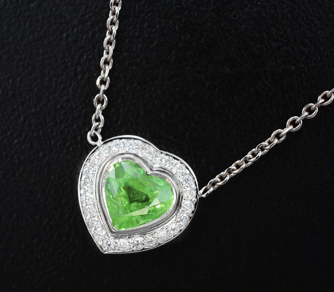 Золото Кулон с цаворитом гранатом и бриллиантами