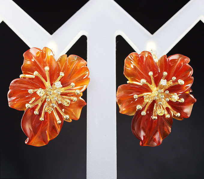 Золото Серьги с резным оранжевым кварцем, желтыми сапфирами и бриллиантами