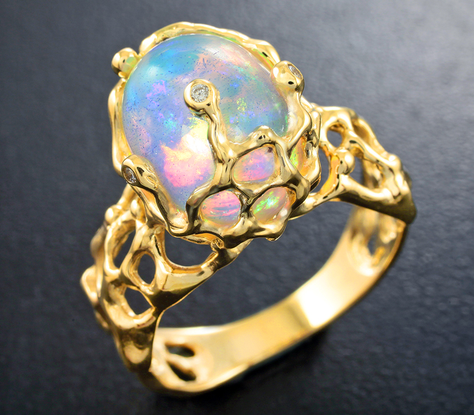 Золото Кольцо с кристаллическим эфиопским опалом и бриллиантами