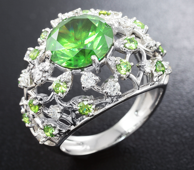 Золото Кольцо с топовым уральским демантоидом гранатом, малыми демантоидами и бриллиантами