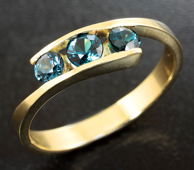 Золото Кольцо с гранатами со сменой цвета