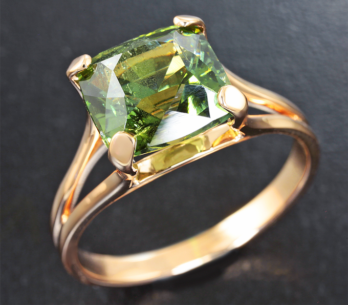 Золото Кольцо с желто-зеленым цоизитом