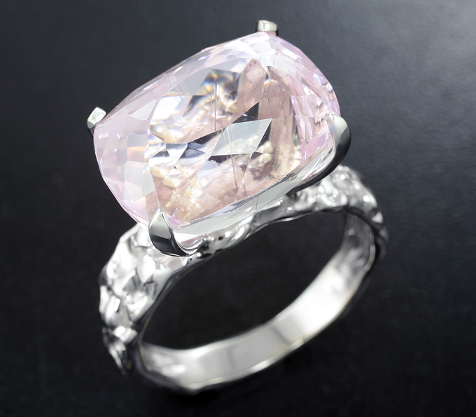 Золото Кольцо с крупным розовым кунцитом