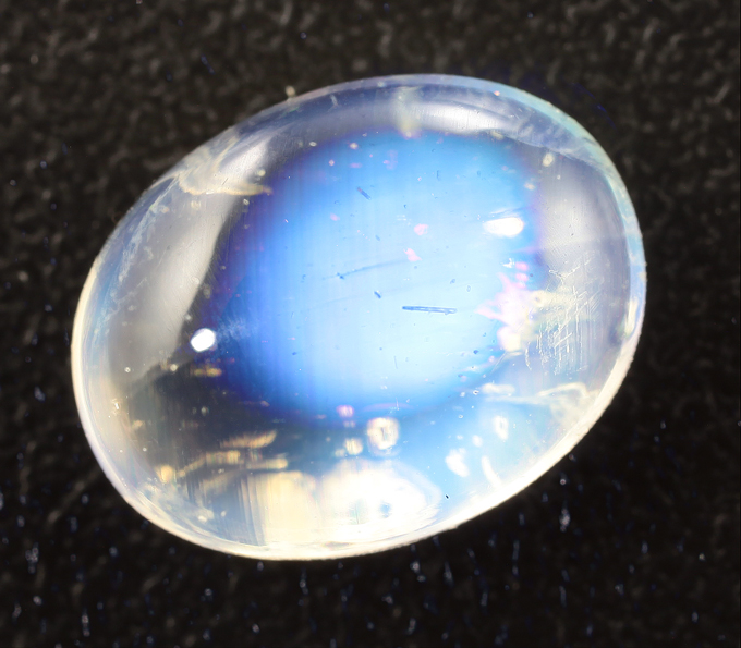 «Неоновый» лунный камень с эффектом кошачьего глаза 4,72 карата