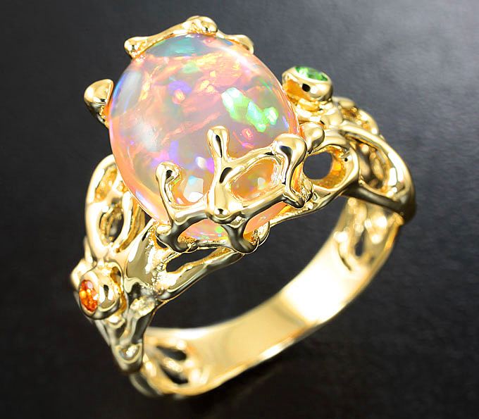 Золото Кольцо с суданским опалом, красно-оранжевым сапфиром и цаворитом гранатом