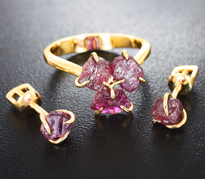 Золото Комплект с необработанными рубинами