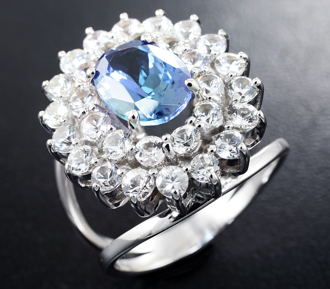 Золото Кольцо с танзанитом и бесцветными топазами