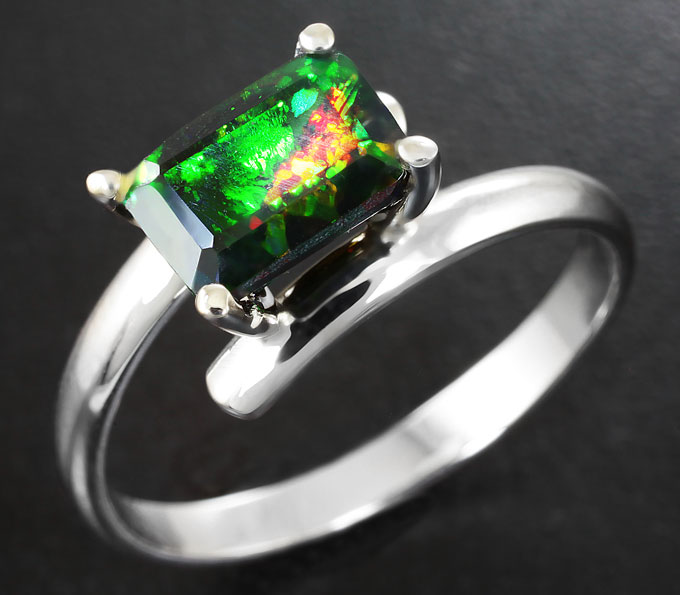 Золото Кольцо с ограненным черным опалом