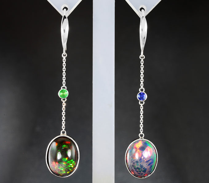 Золото Серьги с кристаллическими черными опалами, цаворитами гранатами и синими сапфирами