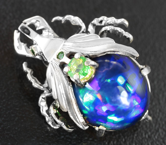 Золото Брошь с кристаллическим черным опалом и цаворитами гранатами