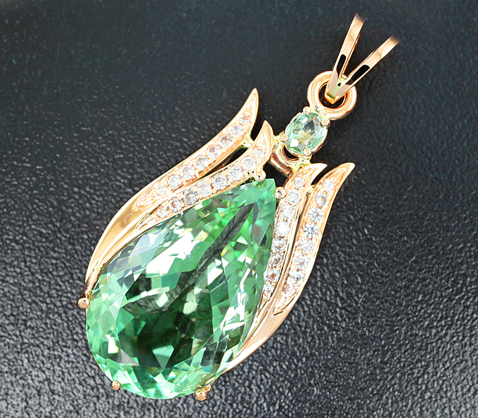 Золото Кулон с зеленым аметистом, сапфиром и бесцветными цирконами