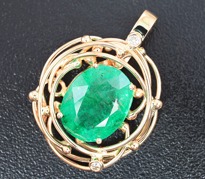 Золото Кулон с изумрудом и брилилантами