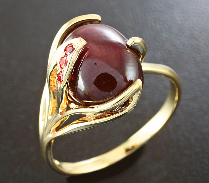 Золото Кольцо со звездчатым рубином и красными сапфирами