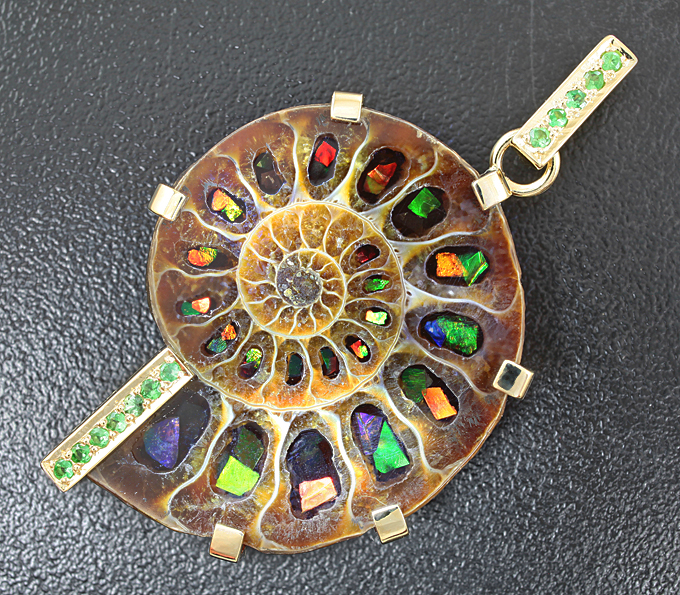 Золото Кулон с крупным аммонитом с мозаикой аммолита и цаворитами