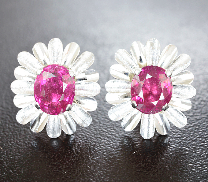 Золото Пусеты с насыщенными неоново-розовыми турмалинами