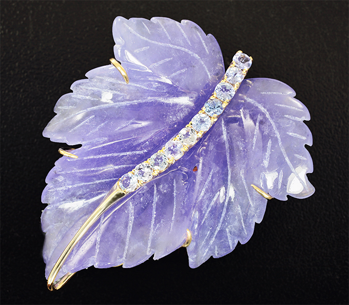 Золото Кулон с резным лавандово-синим кварцем и танзанитами