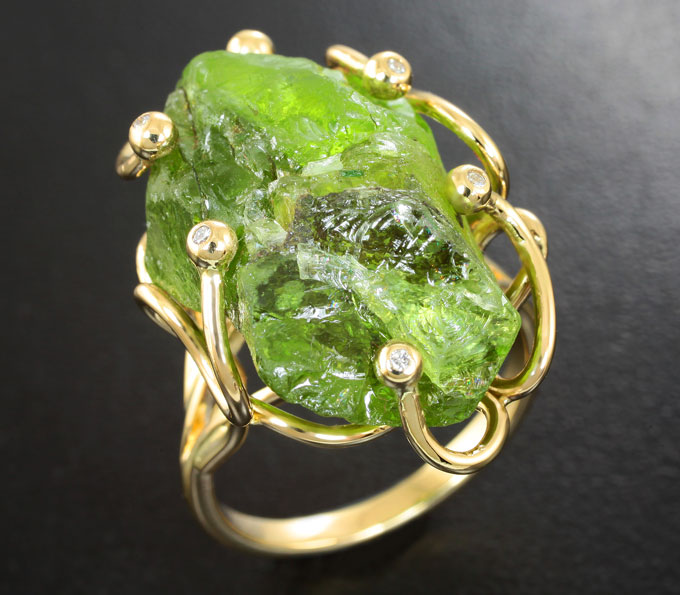 Золото Кольцо с необработанным перидотом и бриллиантами