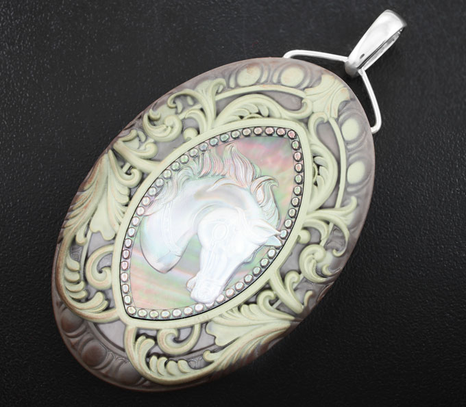 Серебро 925 Камея «Скакун» из перламутра в подвеске из цельной яшмы