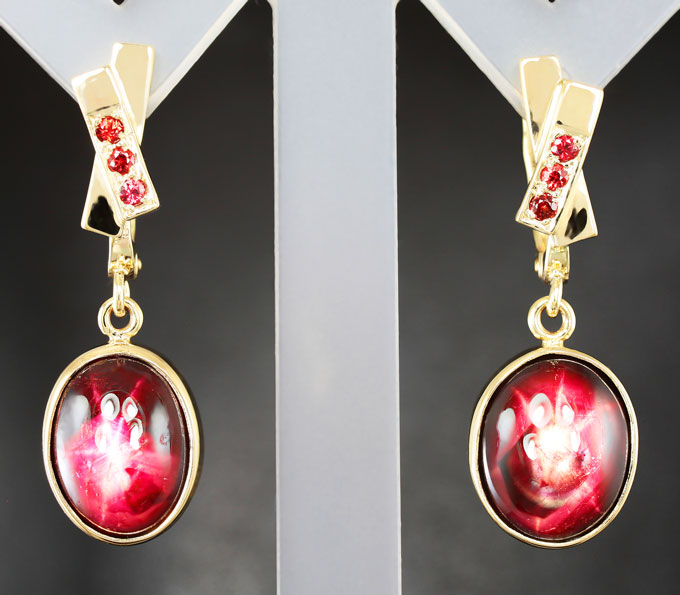 Золото Серьги со звездчатыми рубинами и красными сапфирами