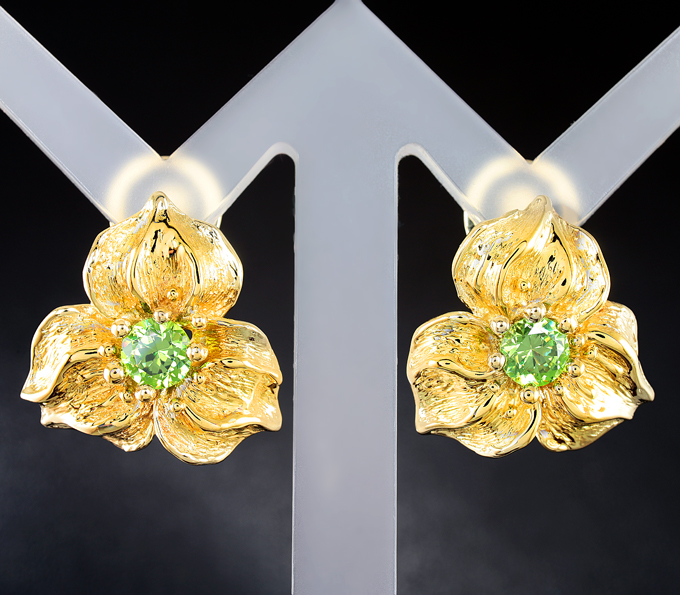 Золото Серьги с уральскими демантоидами