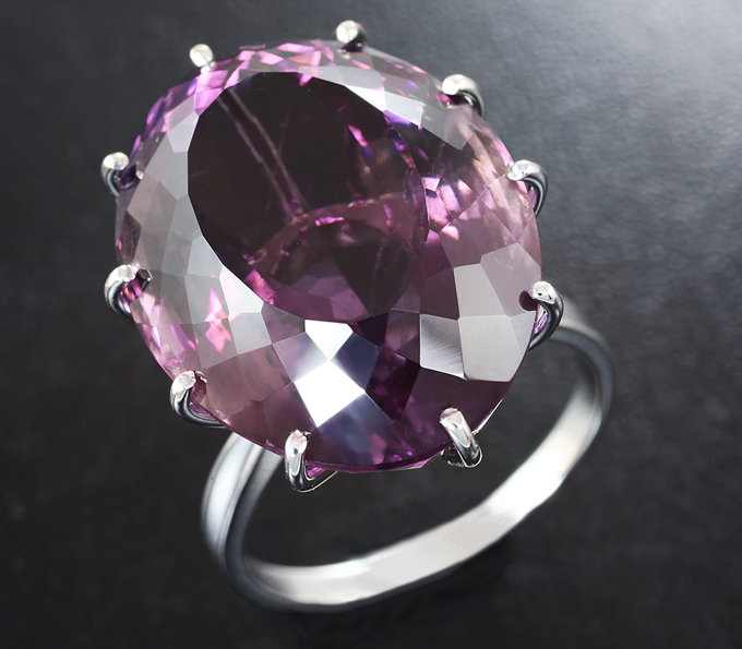 Золото Кольцо с аметистом топового цвета