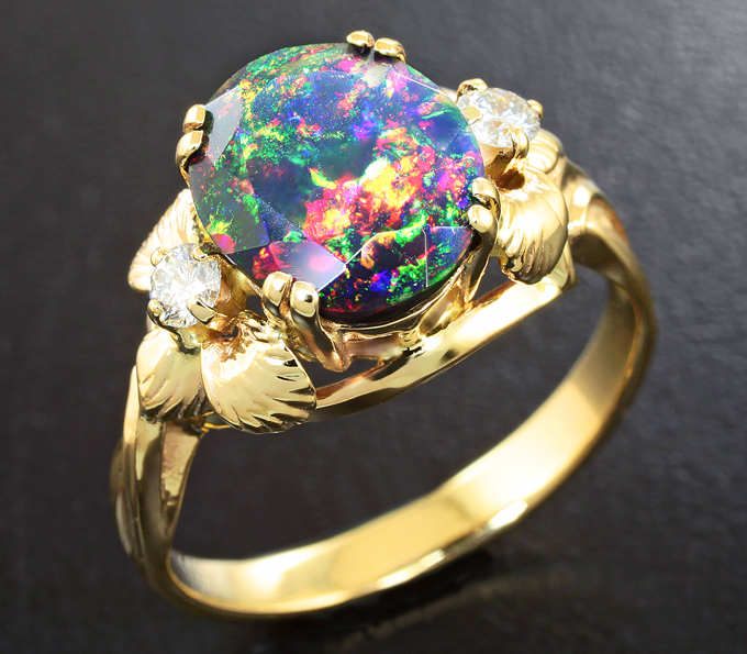 Золото Кольцо с ограненным черным опалом и бриллиантами