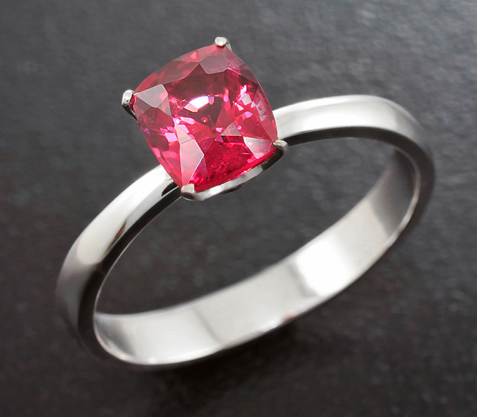 Золото Кольцо с красной шпинелью высокой чистоты