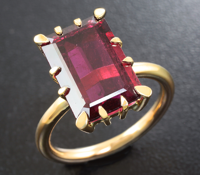 Золото Кольцо с рубеллитом топового цвета