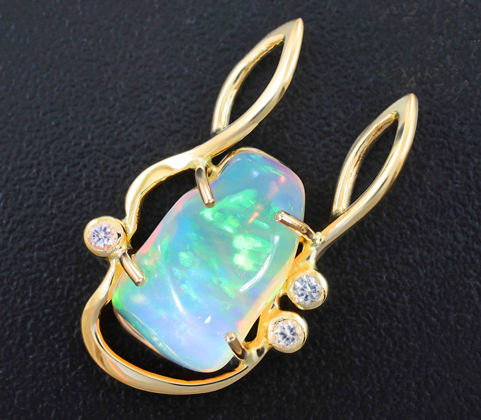 Золото Кулон с кристаллическим эфиопским опалом и бесцветными сапфирами