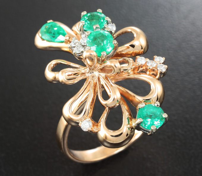 Золото Кольцо c изумрудами и бриллиантами