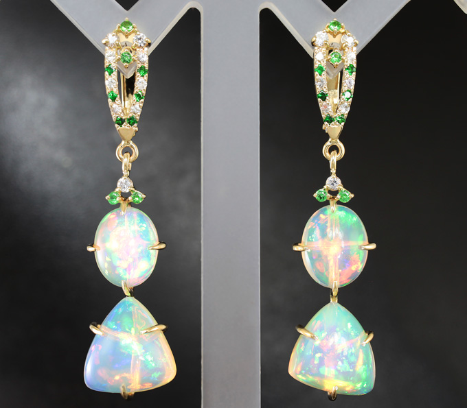 Золото Серьги с кристаллическими эфиопскими опалами, цаворитами гранатами и бесцветными цирконами