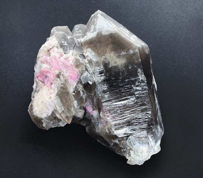 Кристаллы розового турмалина на дымчатом кварце с альбитом