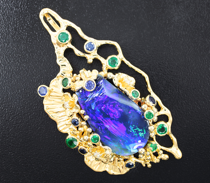 Золото Кулон с австралийским черным опалом, изумрудами, синими сапфирами и бриллиантами