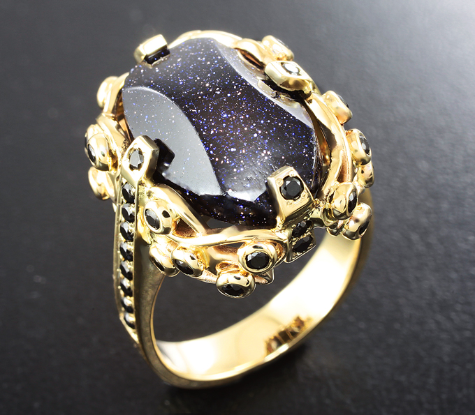 Золото Кольцо с имитацией авантюрина и черными шпинелями