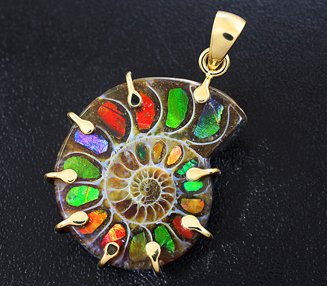 Золото Кулон с аммонитом с мозаикой из аммолита
