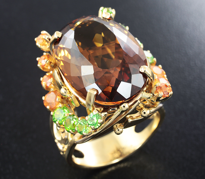 Золото Кольцо с чистейшим империал топазом, уральскими демантоидами и желтыми сапфирами
