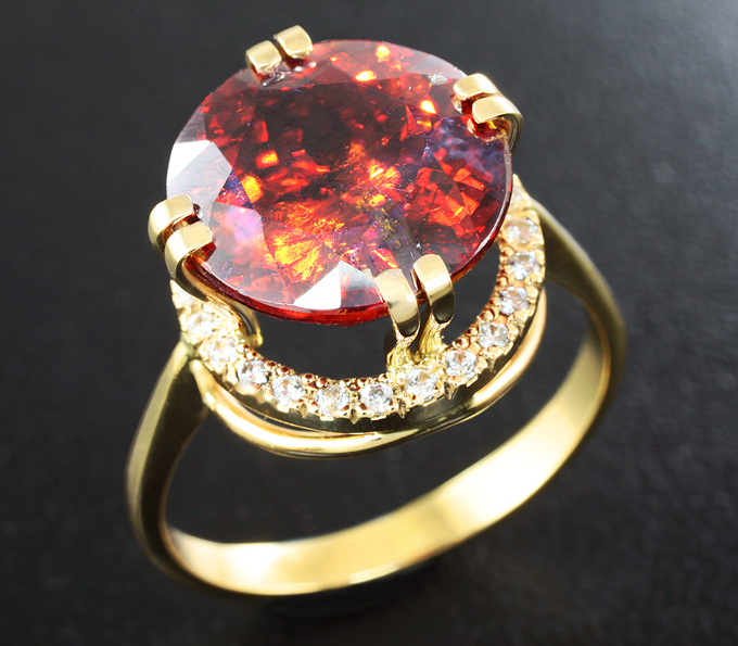 Золото Кольцо с крупным сфалеритом и бесцветными цирконами
