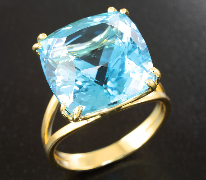 Золото Кольцо с голубым топазом