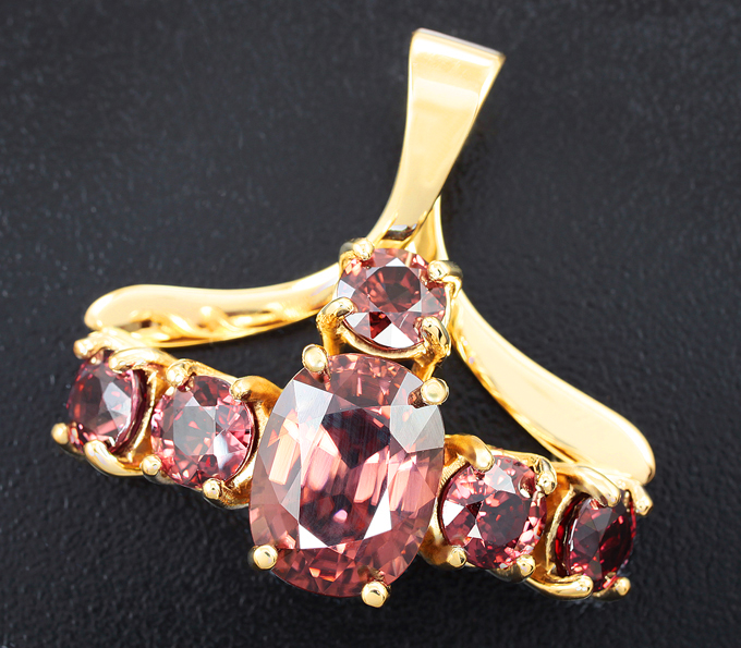 Золото Кулон с цирконами