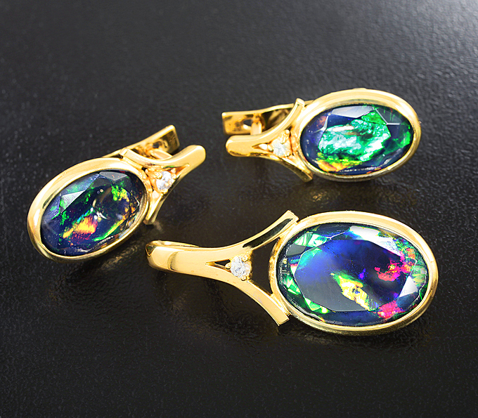 Золото Комплект с ограненными черными опалами и бесцветными цирконами