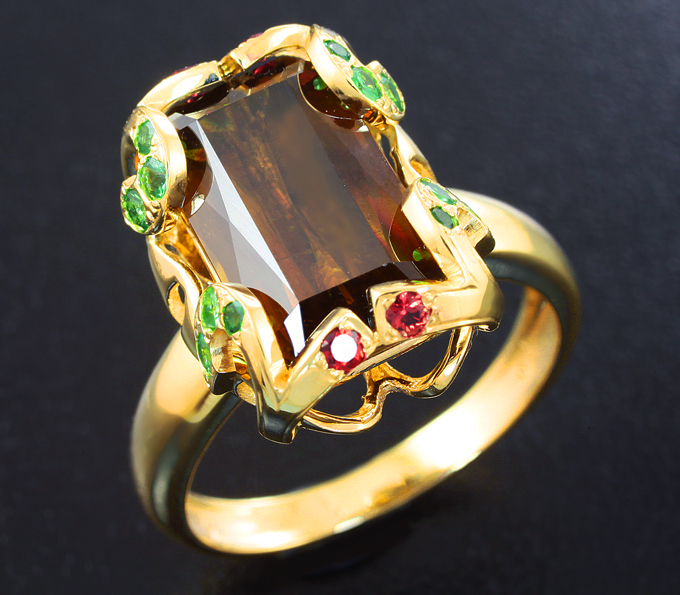 Золото Кольцо c крупным золотистым сфеном, красными сапфирами и цаворитами гранатами