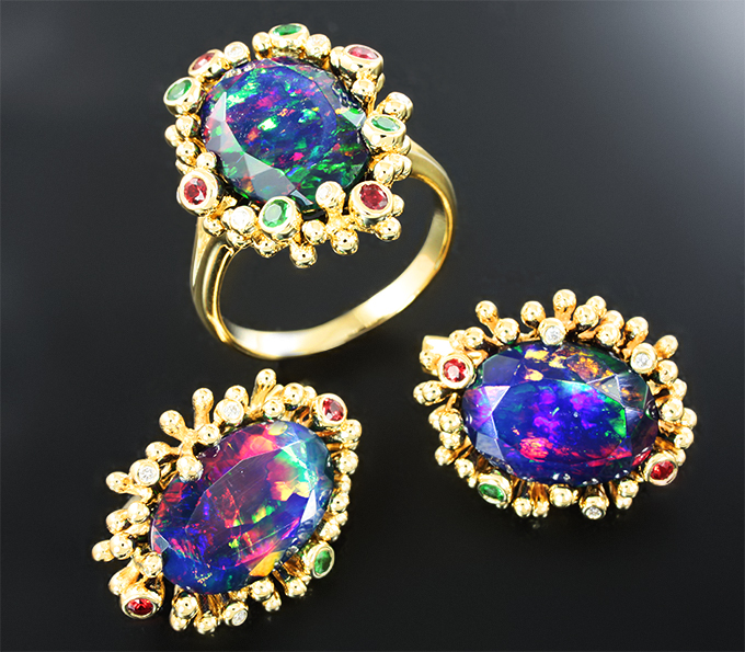 Золото Комплект с ограненными черными опалами, цаворитами гранатами, красными сапфирами и бриллиантами