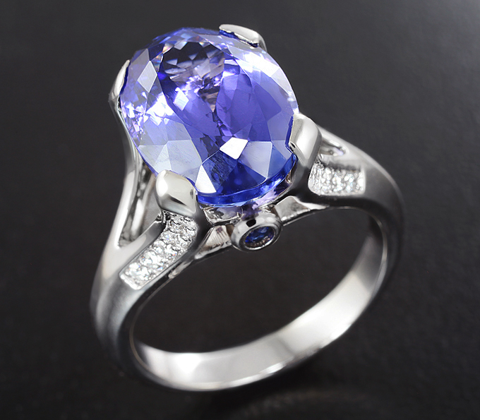 Золото Кольцо с чистейшим танзанитом, синими сапфирами и бриллиантами