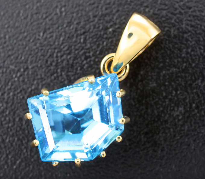 Золото Кулон с топазом авторской огранки