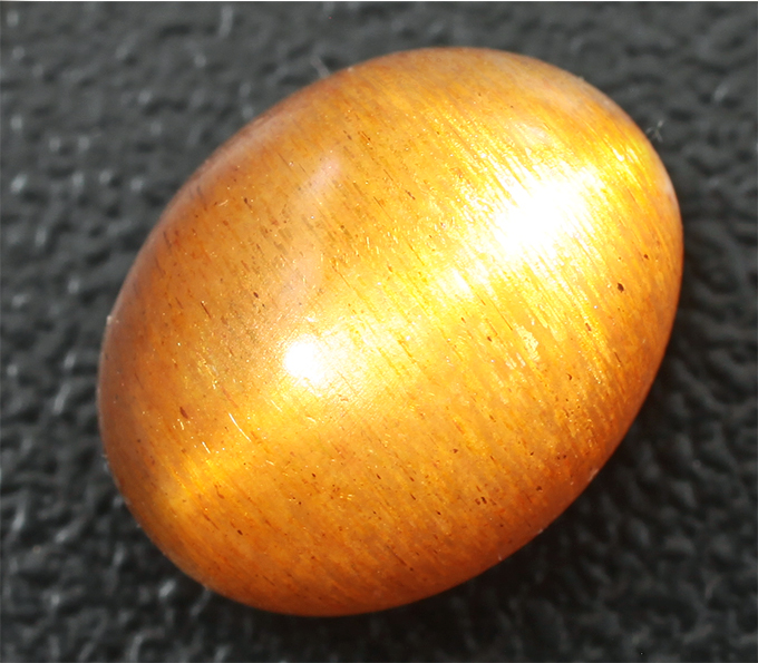 Солнечный камень с эффектом «кошачьего глаза» 4,02 карата