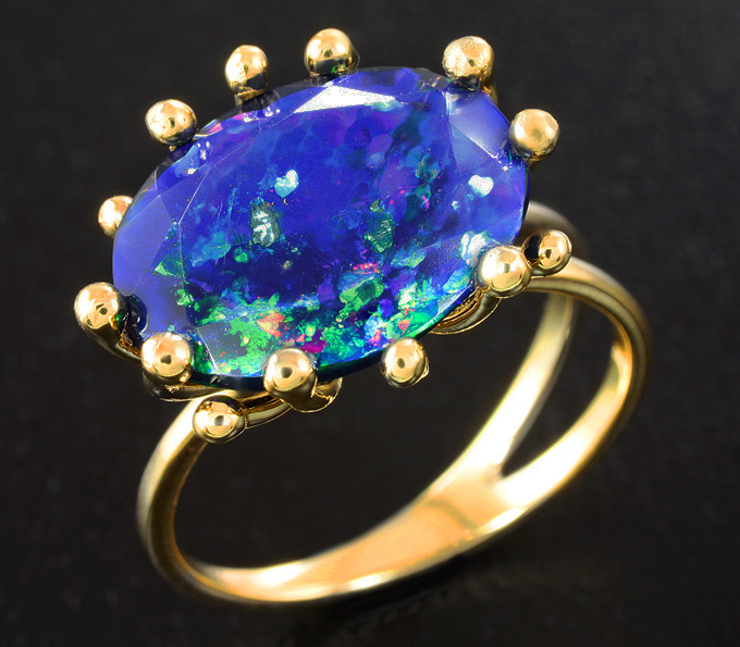 Золото Кольцо c ограненным черным опалом