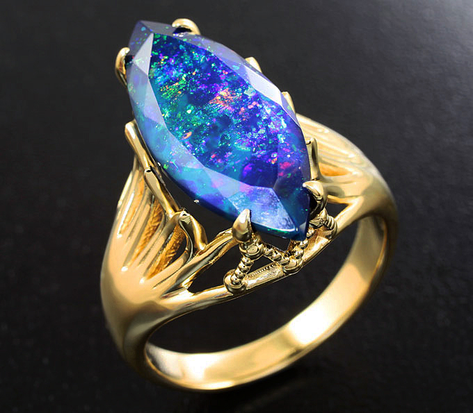 Золото Кольцо c ограненным черным опалом