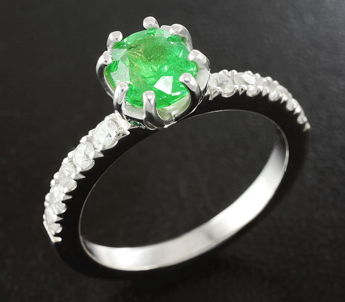 Серебро 925 Кольцо c ярким цаворитом гранатом, цирконами и зеленым кубиком циркония